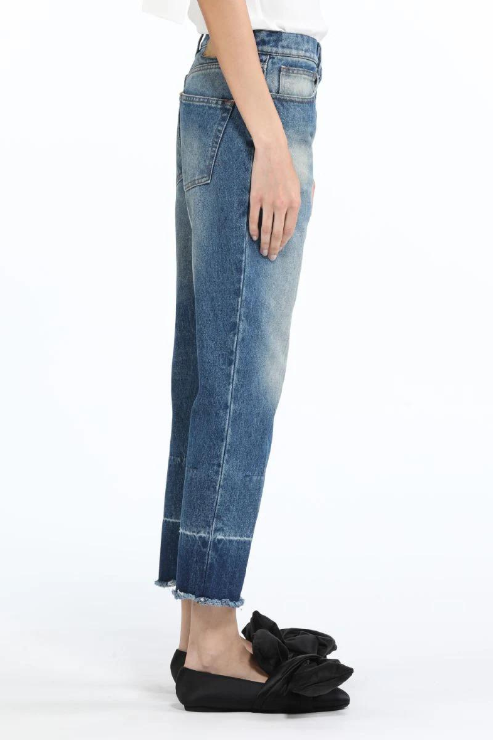 Model wearing N°21 Five Pocket Jeans sideview