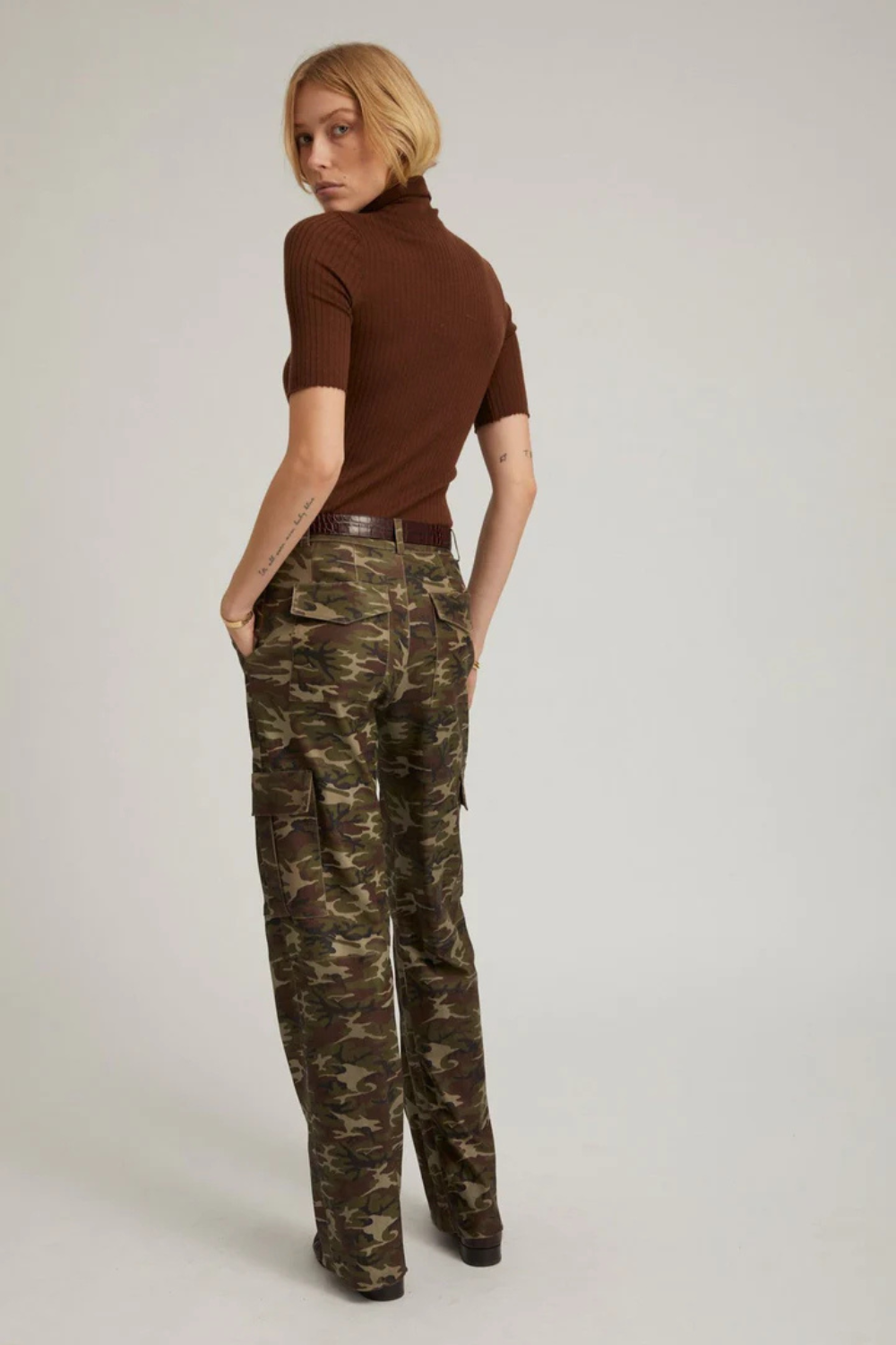 Model wearing SPRWMN Baggy Lowrise Cargo Pants rear view