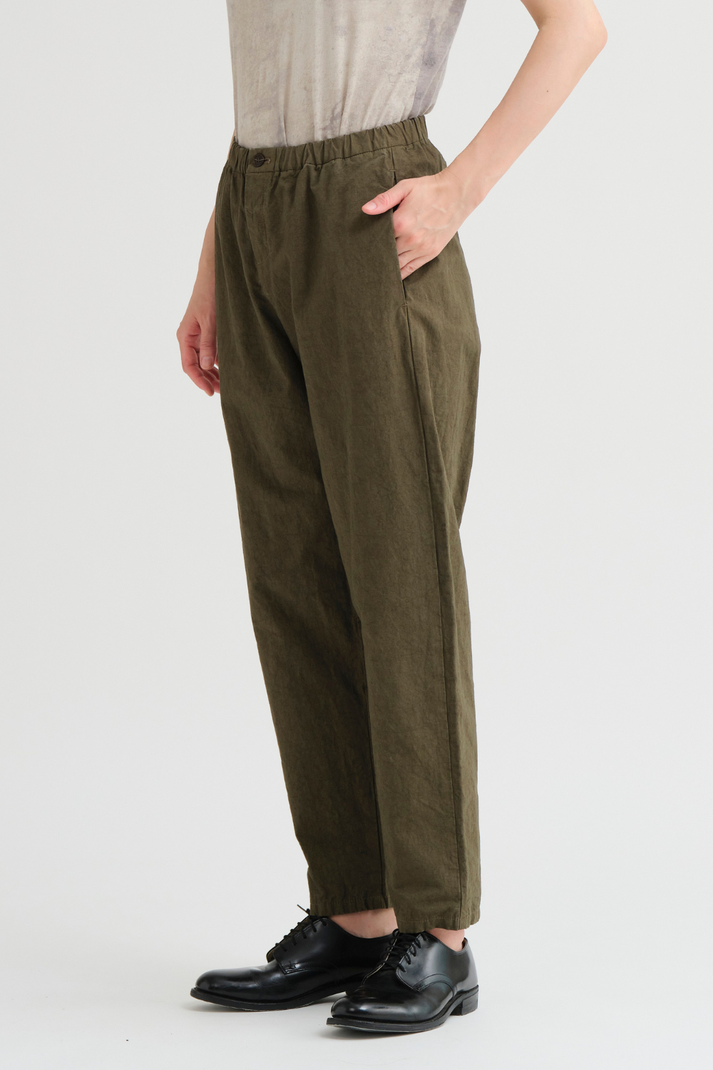 Model wearing Pas de Calais Cotton Hemp Loose Slim Pants front/side view