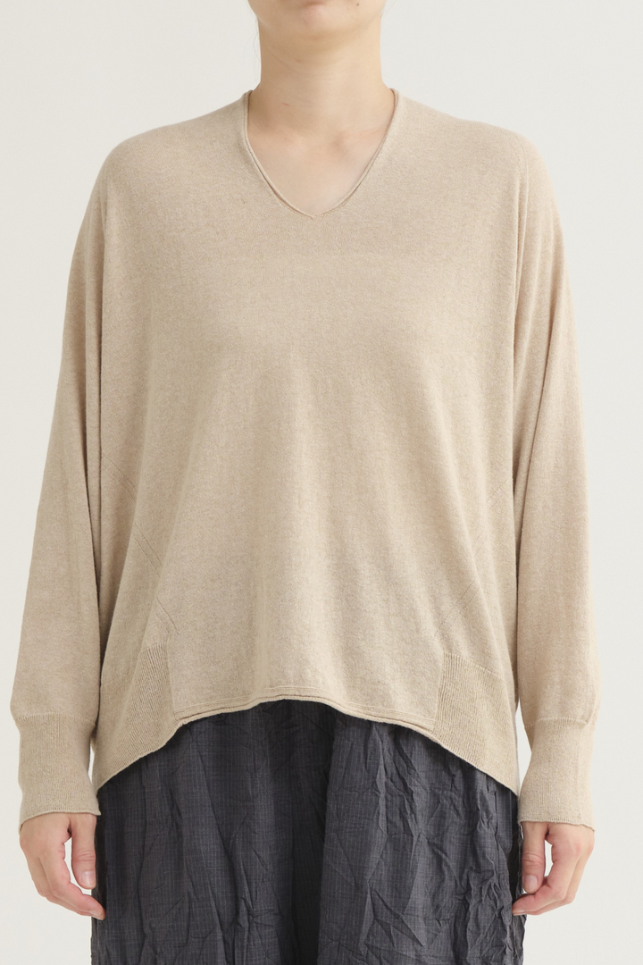 Model wearing Pas de Calais Cotton Linen V Neck Pullover front view