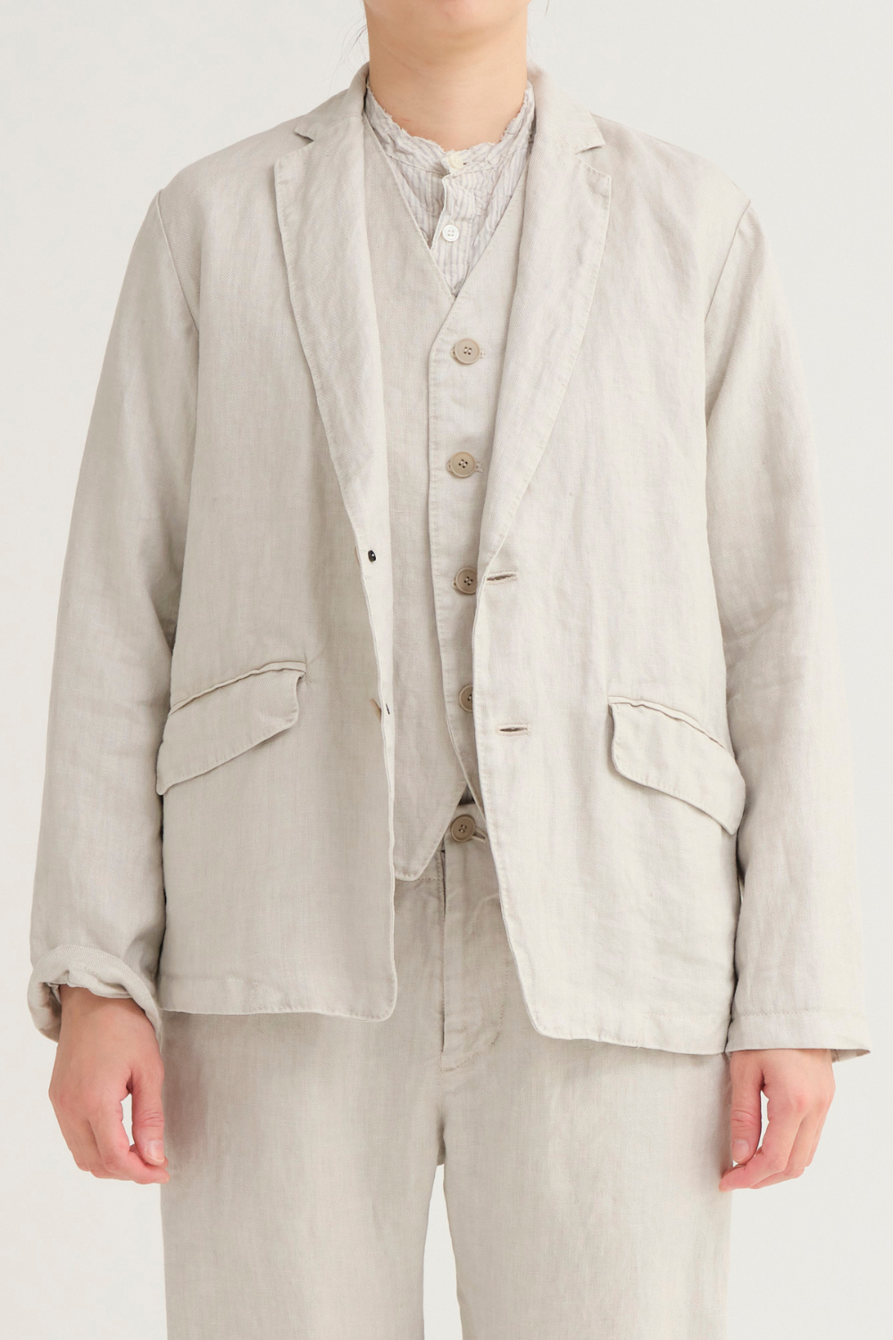 Model wearing Pas de Calais Linen Twill Tailored Jacket front view