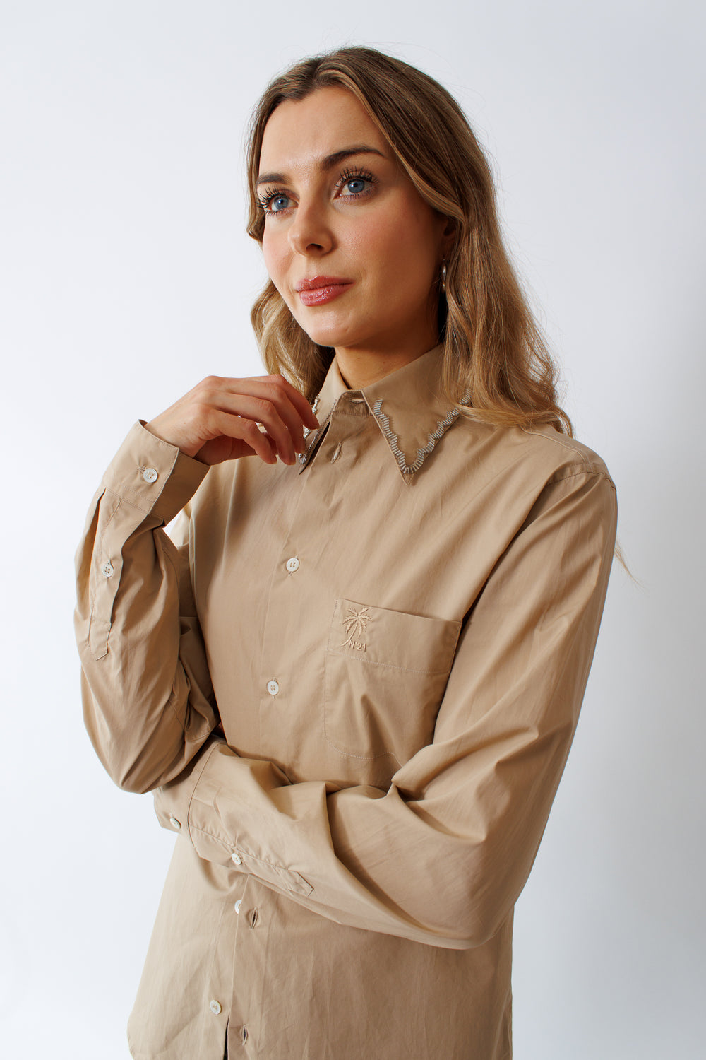 Mari wearing N°21 Beaded Collar Cotton Poplin Shirt front view