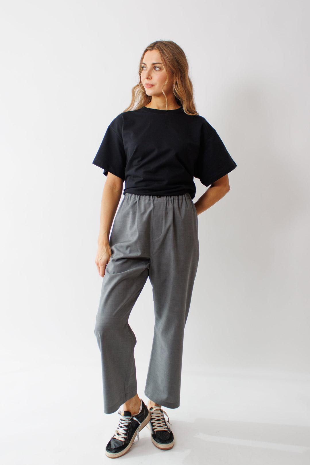 Mari wearing Sofie D'Hoore Pilar Relaxed Woven Low Crotch Pant front view