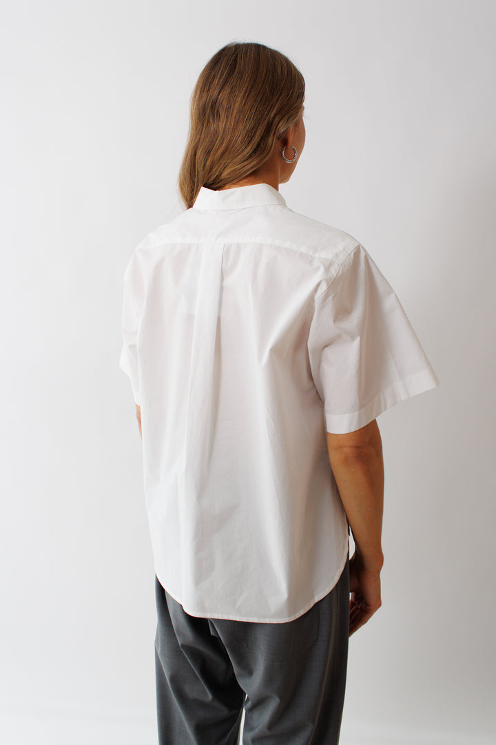 Mari wearing Sofie D'Hoore Belem Woven Short Sleeve Shirt rear view