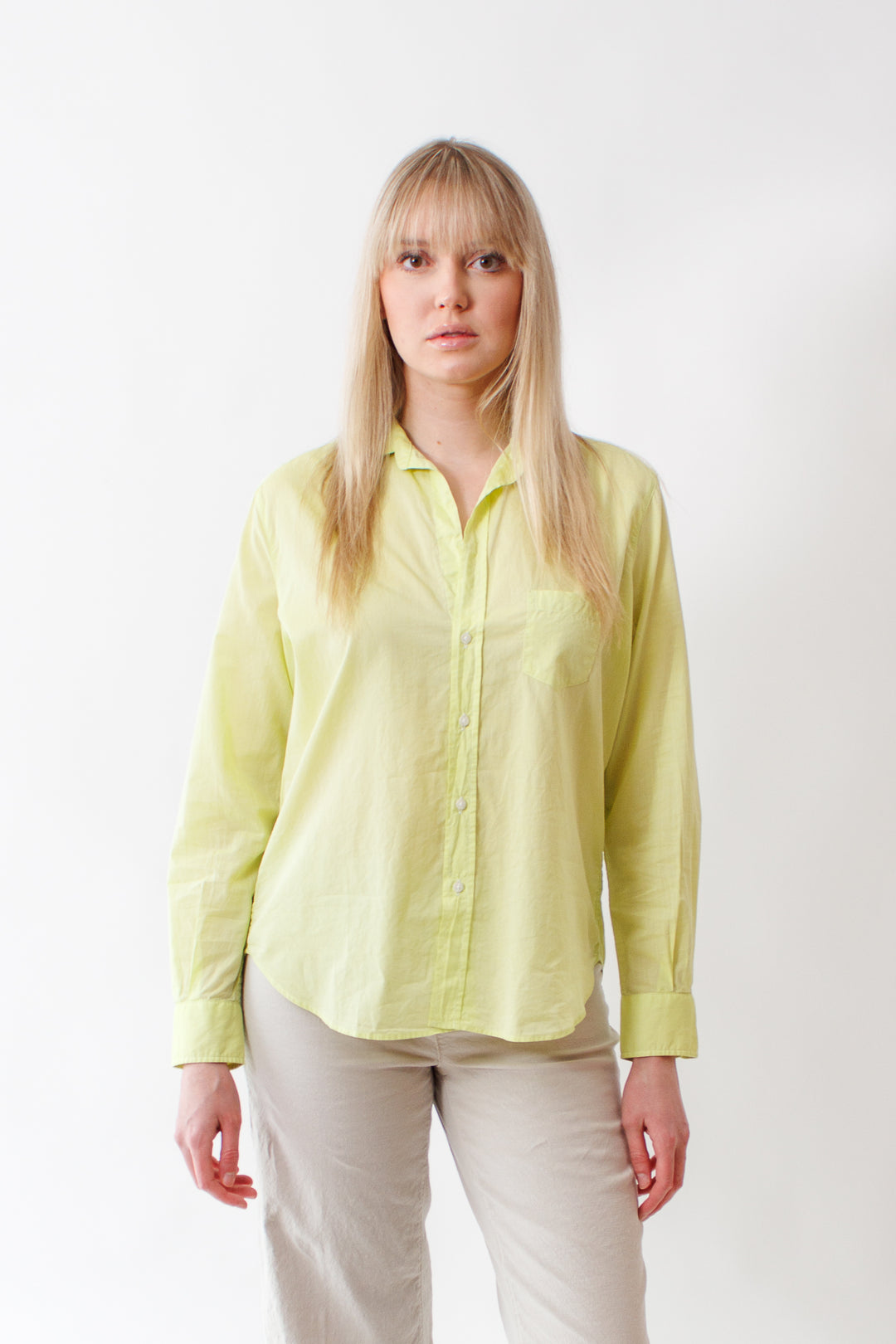 Bailey wearing Frank & Eileen Eileen Woven Button Up front view