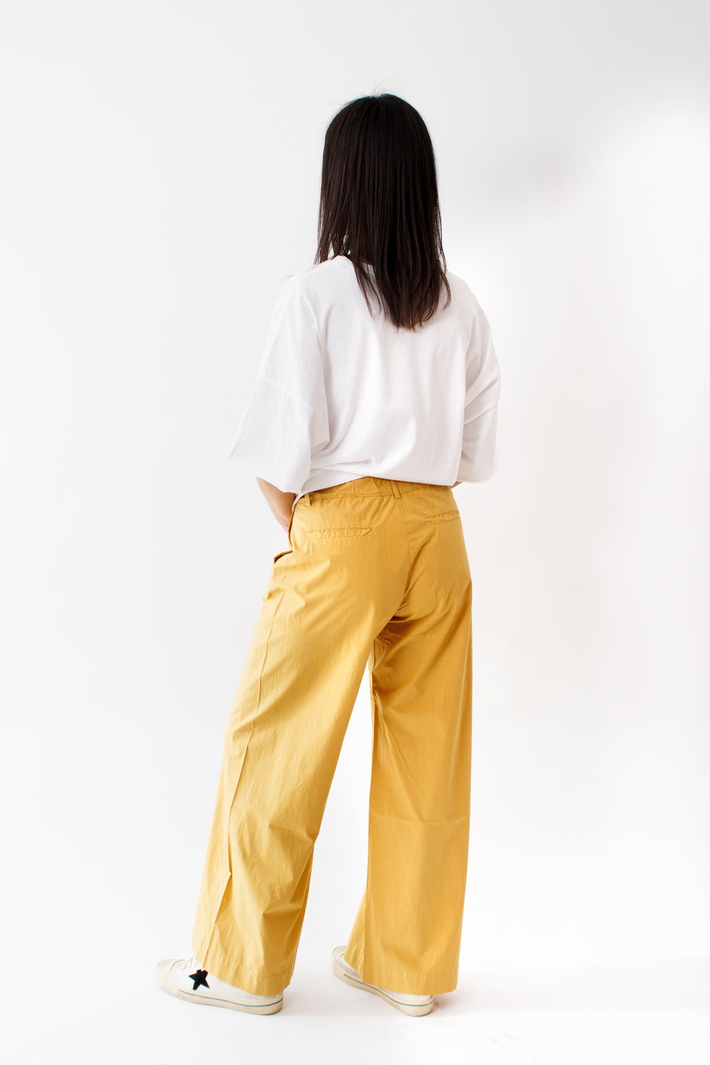 Amanda wearing Labo.Art Pandora Pant rear view 