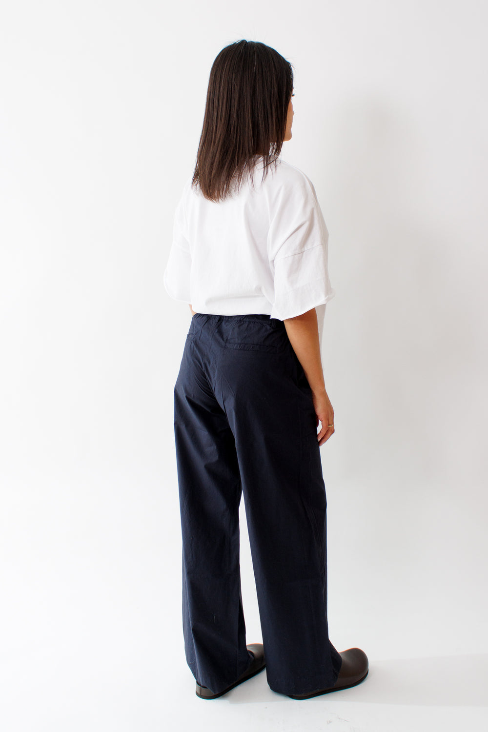 Amanda wearing Labo.Art Pandora Pant rear view 