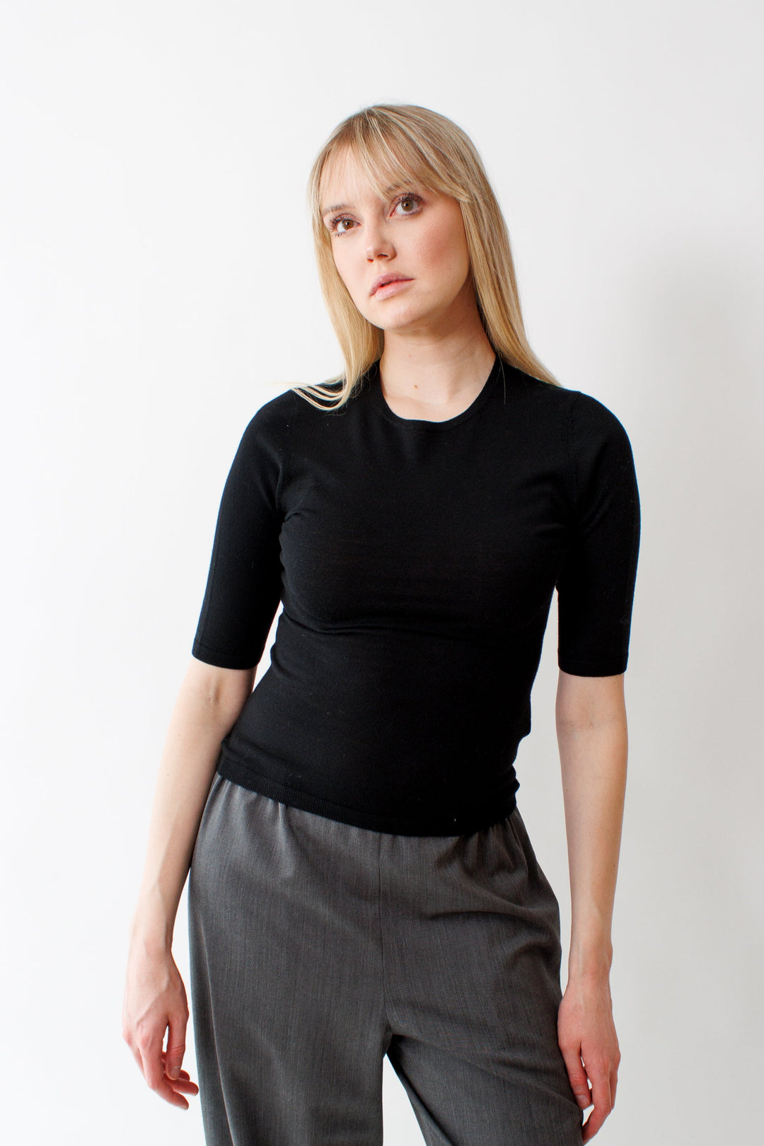 Bailey wearing Allude Lightweight Virgin Wool Mid Sleeve Crew front view