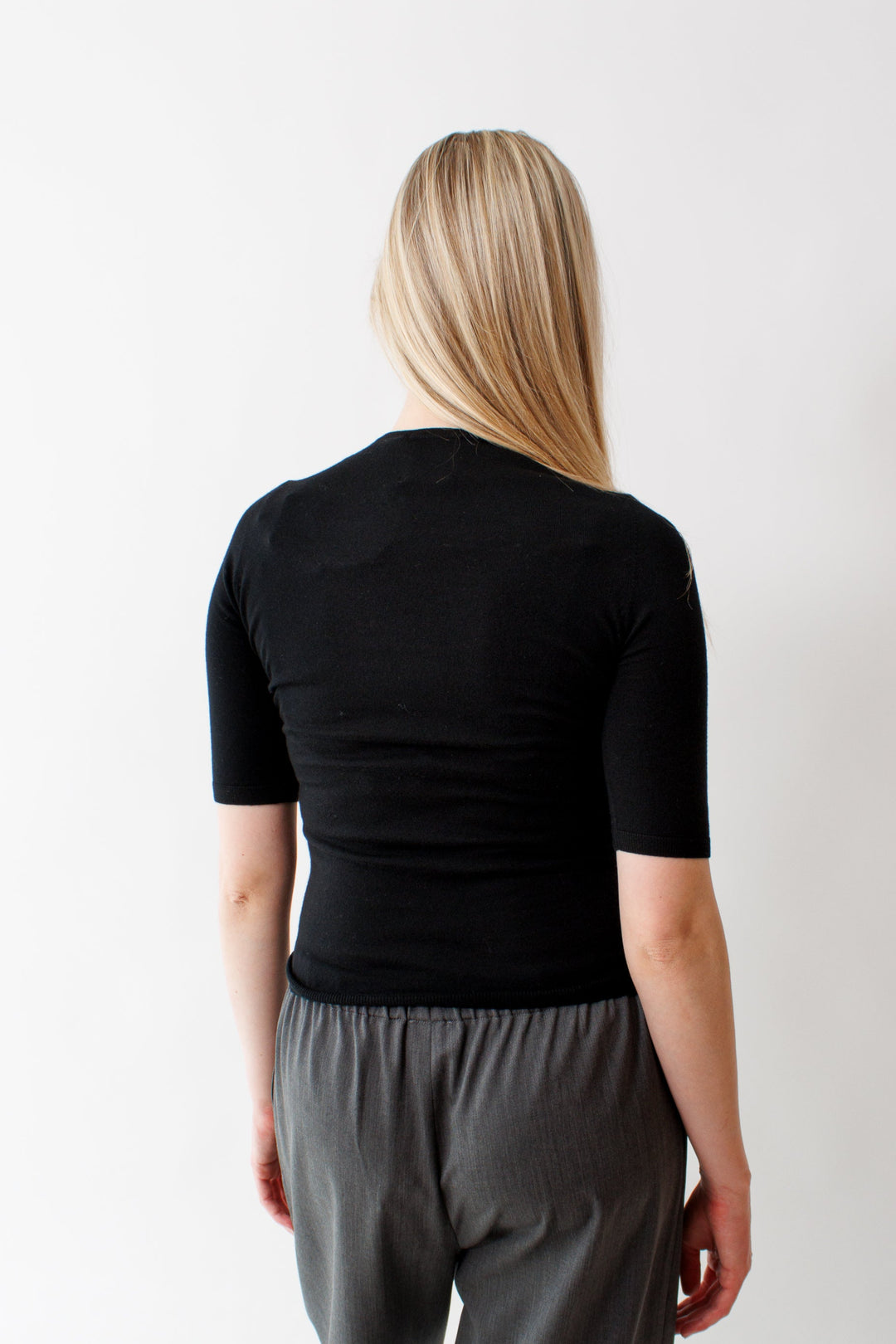 Bailey wearing Allude Lightweight Virgin Wool Mid Sleeve Crew rear view