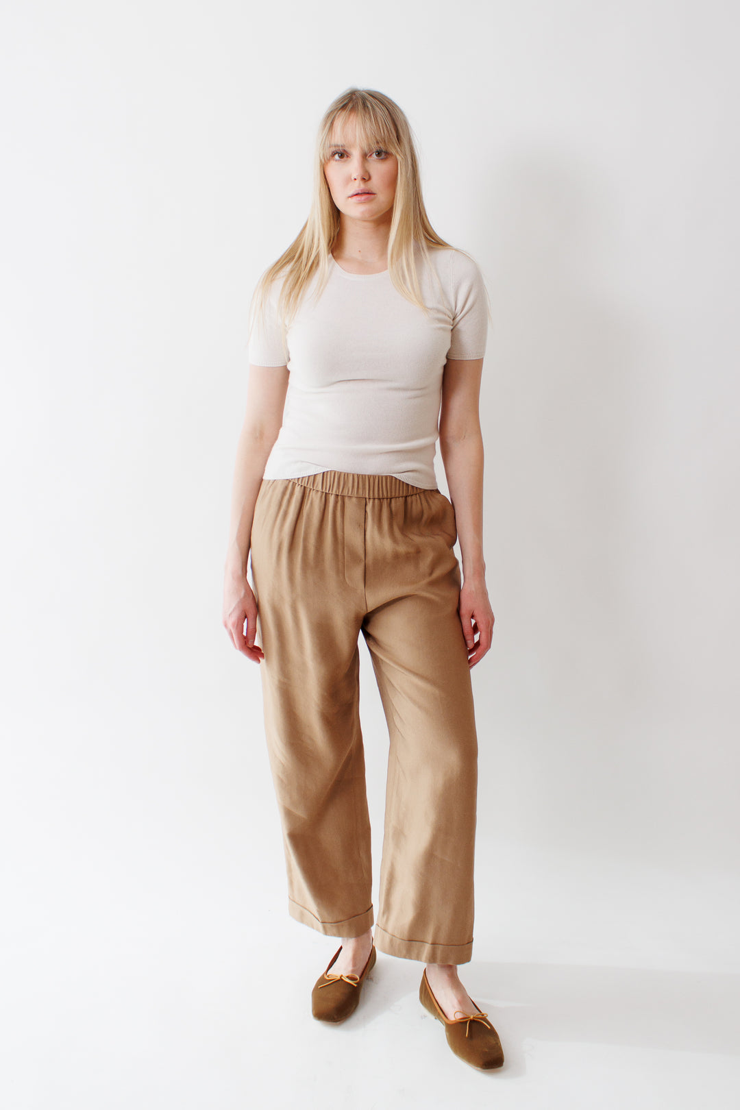 Bailey wearing Peserico Shiny Linen Viscose Gabardine Palazzo Pant front view