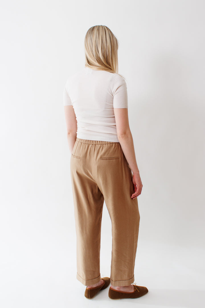 Bailey wearing Peserico Shiny Linen Viscose Gabardine Palazzo Pant rear view