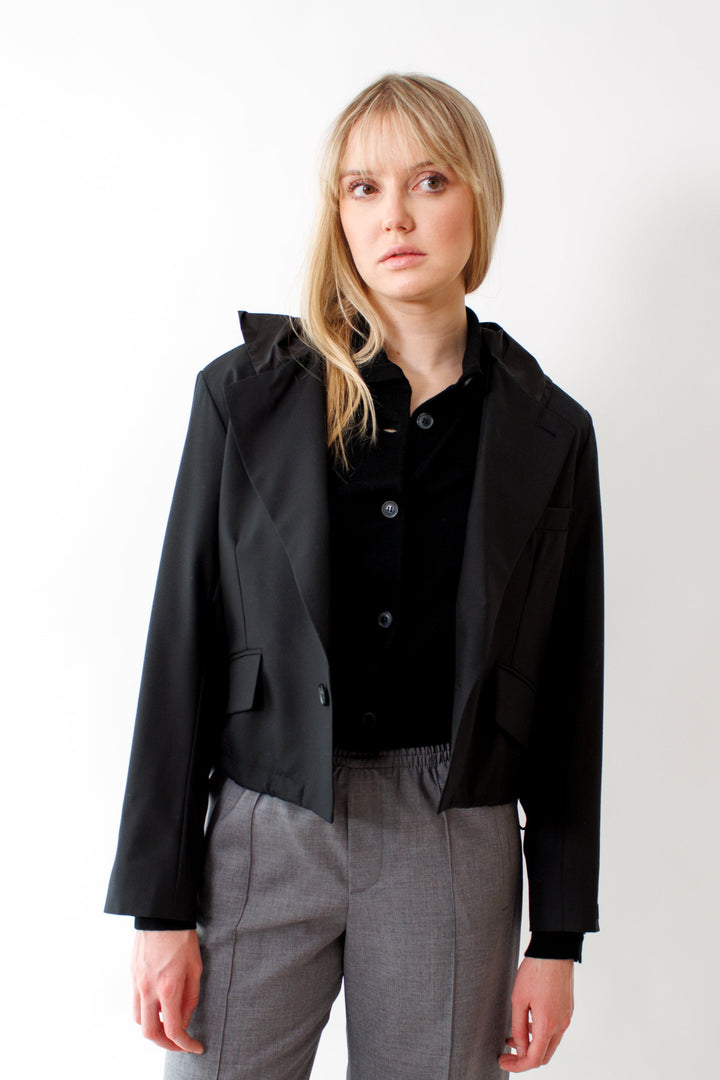 Bailey wearing WE-AR4 The Cropped Hooded Blazer front view