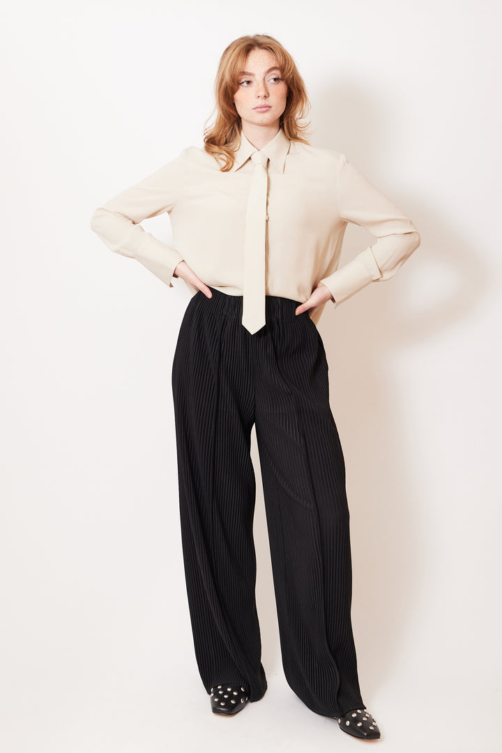 Waverly wearing Meimeij Flowing Plisse Pant front view