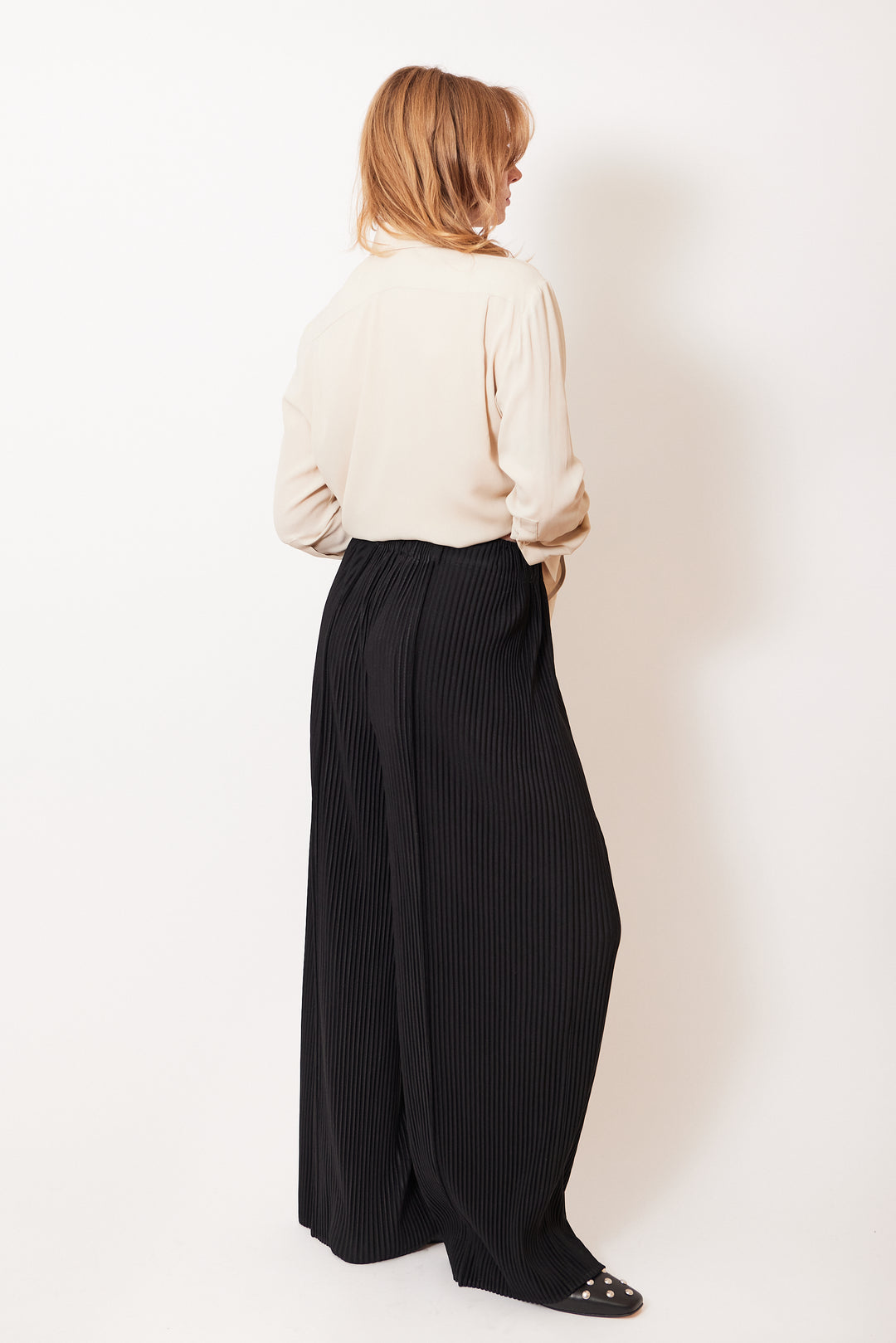 Waverly wearing Meimeij Flowing Plisse Pant rear view