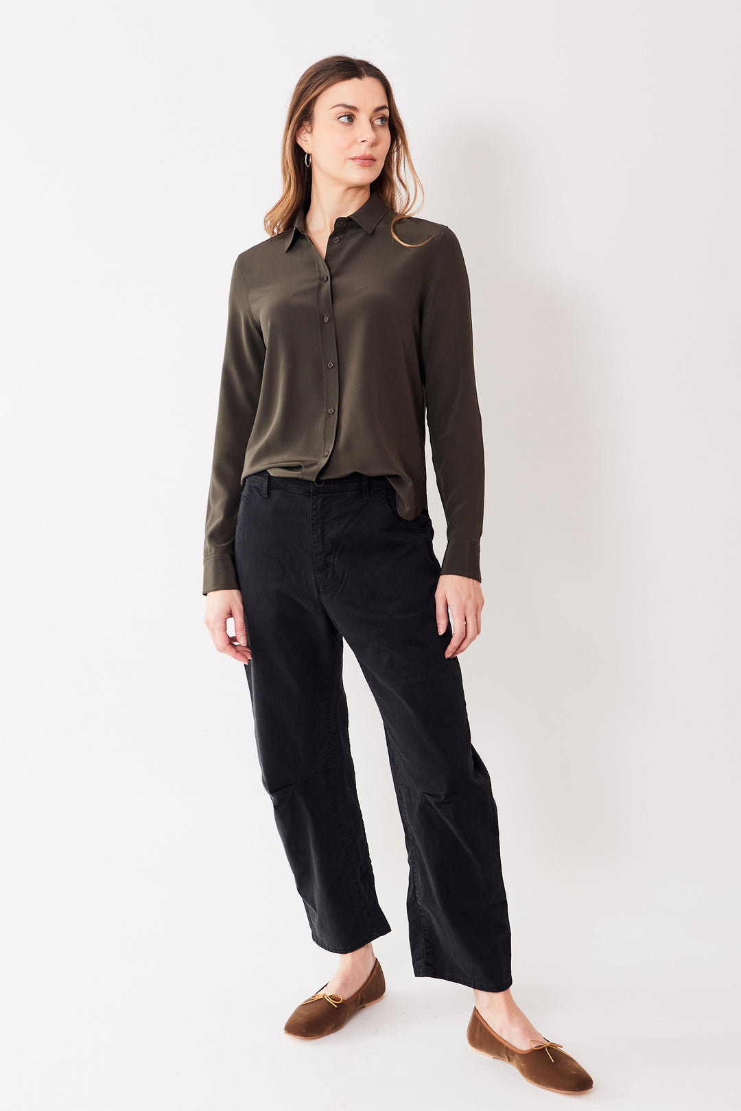 Mari wearing Nili Lotan Emerson Pant front view