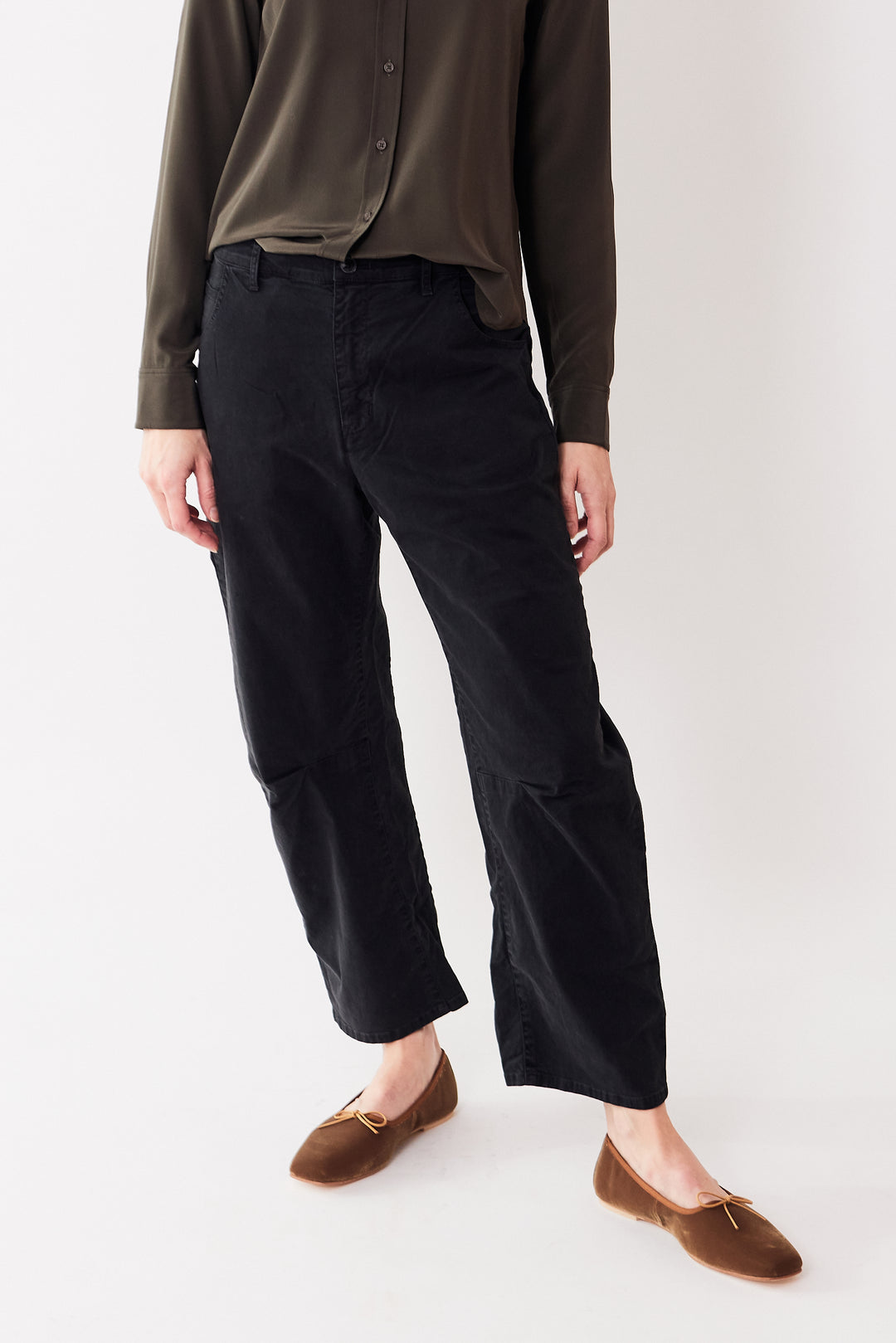 Mari wearing Nili Lotan Emerson Pant front view