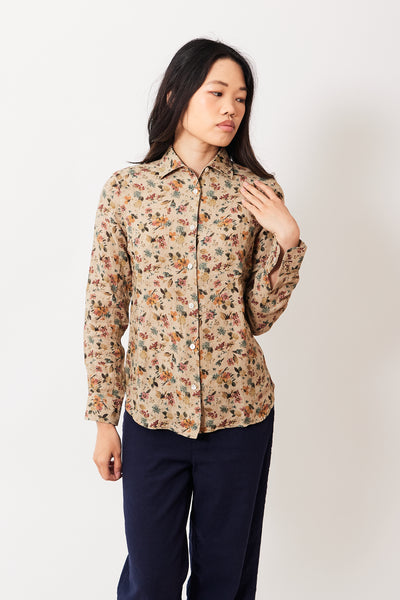 Madelyn wearing Giangi Rebecca Linen Shirt front view