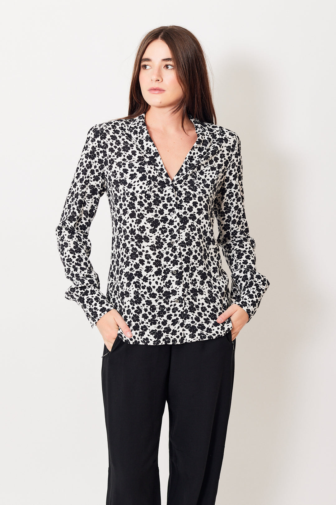 Julia wearing N°21 Floral Print Viscose Blouse front view