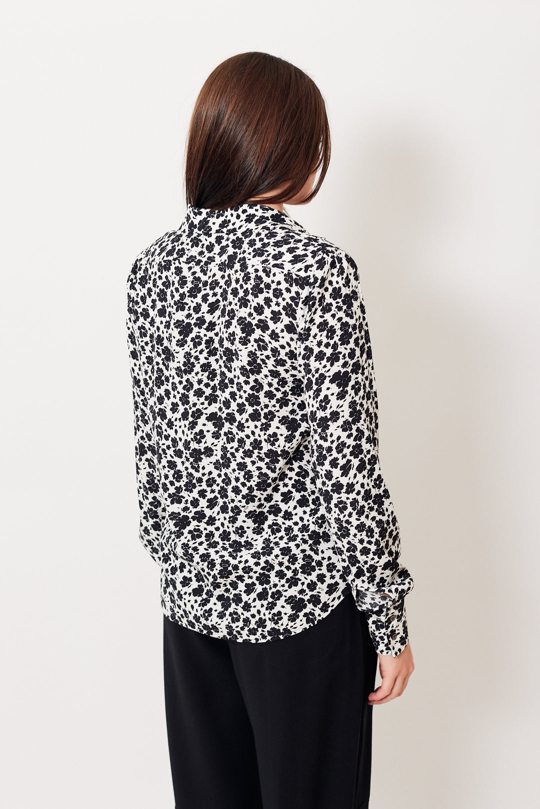 Julia wearing N°21 Floral Print Viscose Blouse rear view