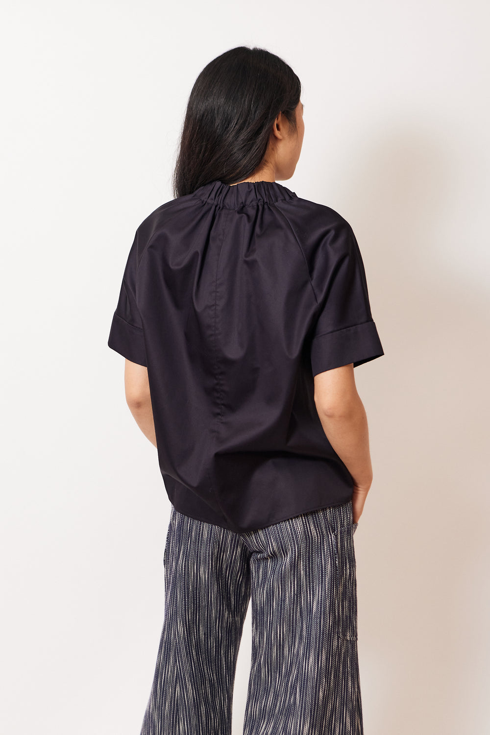 Madelyn wearing Malia Cotton Broadcloth Shirt Black rear view