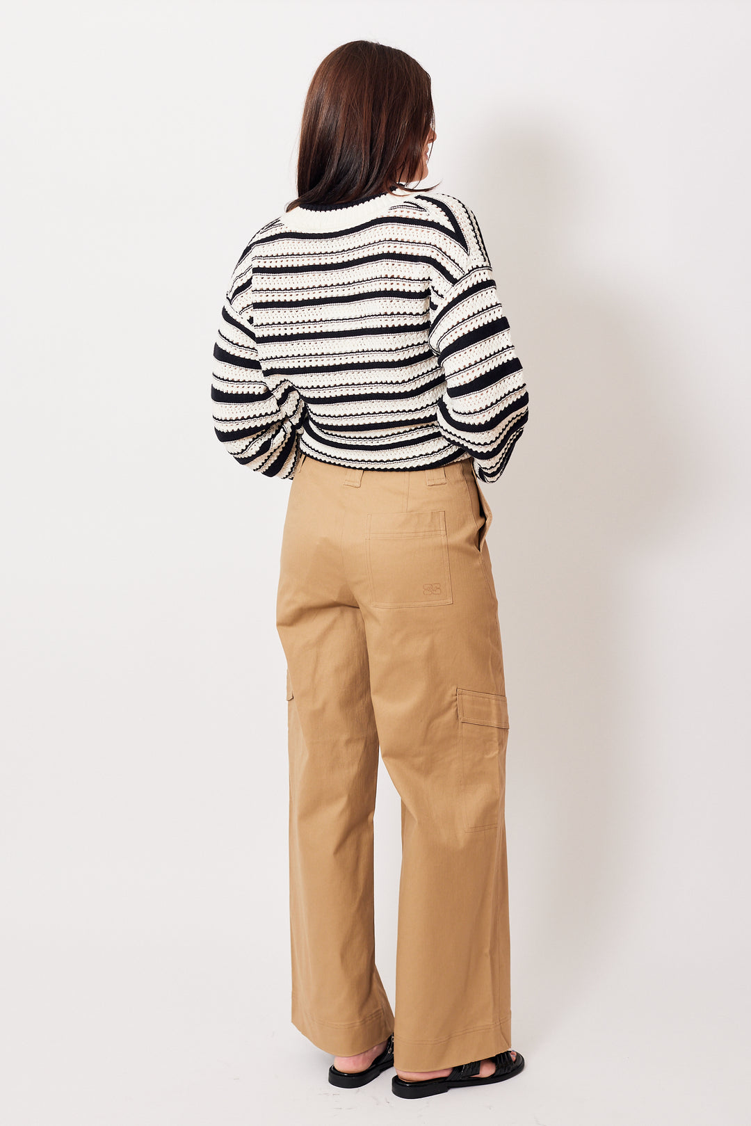 Julia wearing Ganni Herringbone Canvas Mid Waist Cargo Pants rear view