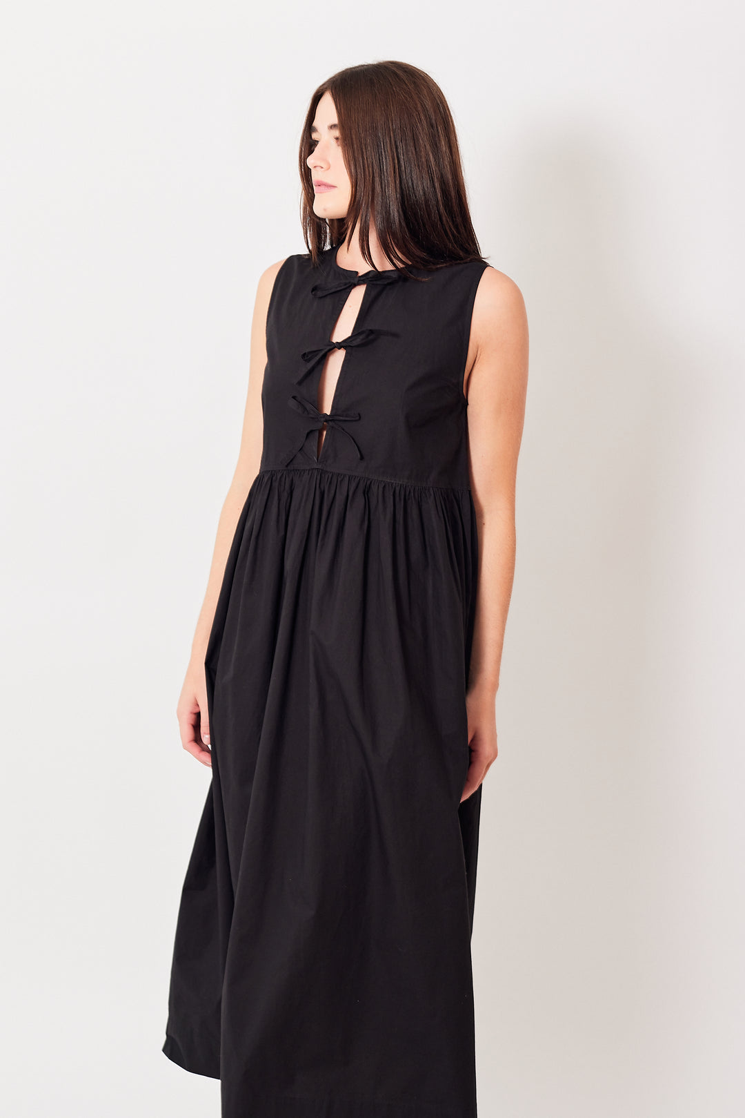 Julia wearing Ganni Cotton Poplin Midi Dress front view