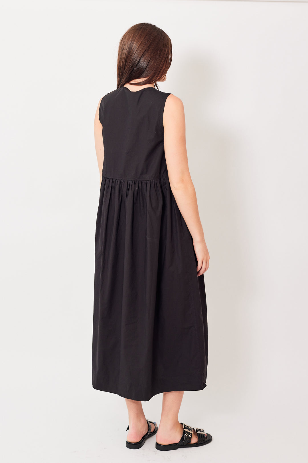 Julia wearing Ganni Cotton Poplin Midi Dress rear view