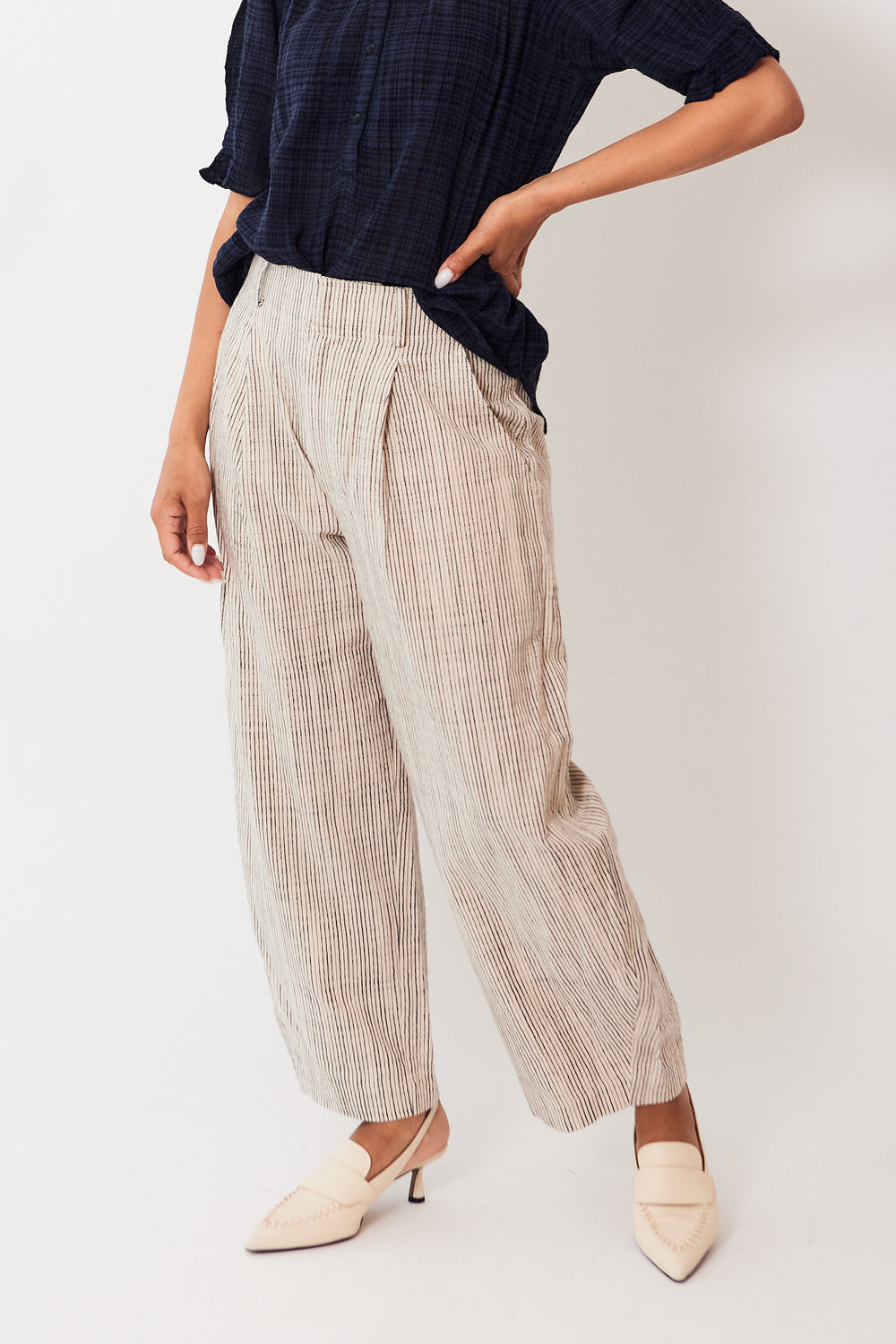 Amanda wearing Apiece Apart Bari Crop Trouser front view