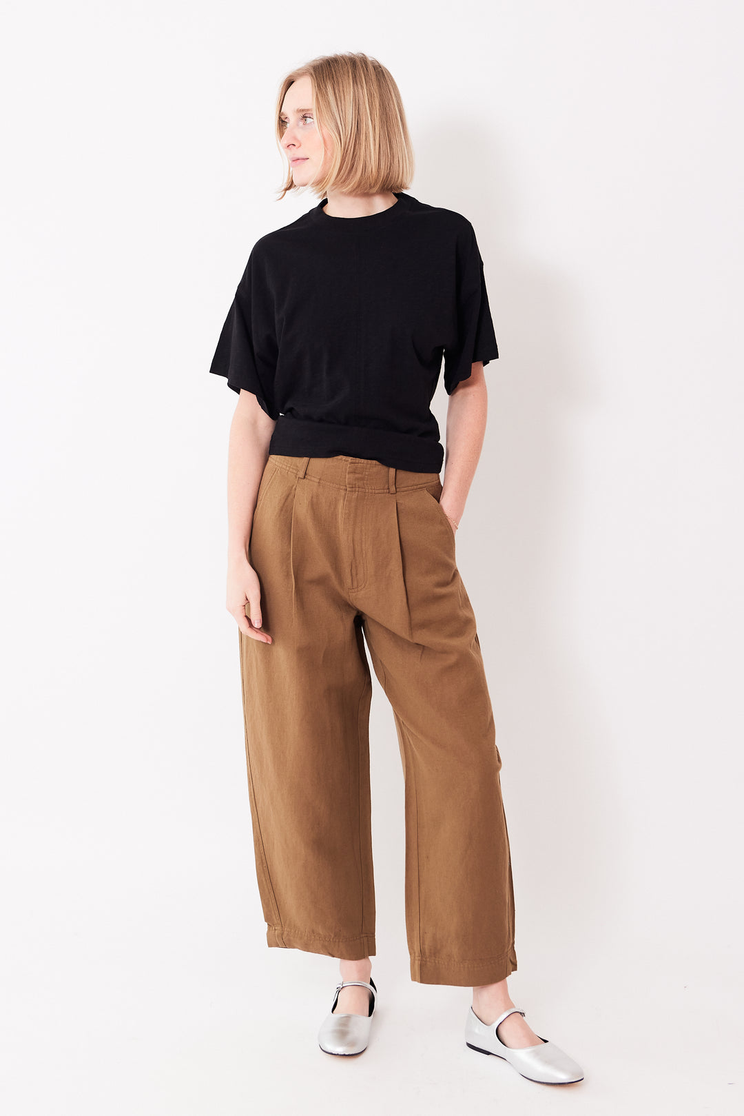 Madi wearing Apiece Apart Bari Crop Trouser Toffee front view