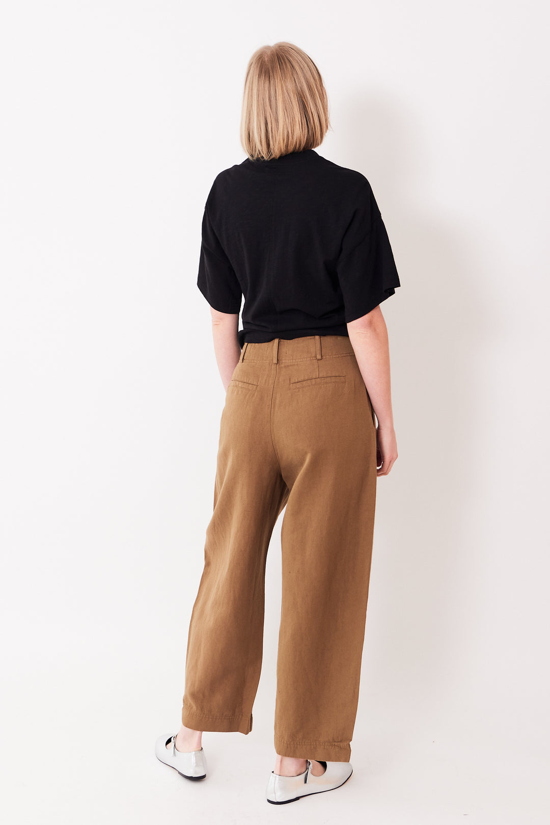 Madi wearing Apiece Apart Bari Crop Trouser Toffee rear view