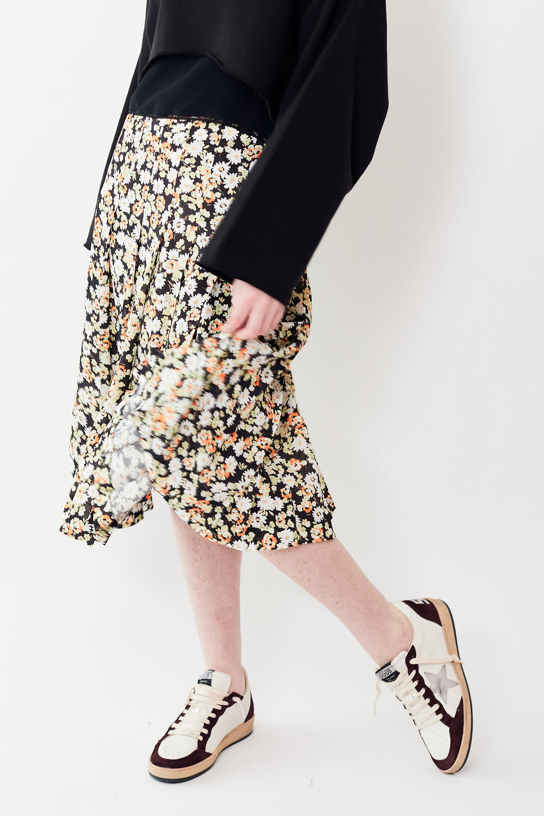 Waverly wearing N°21 Flowing Floral Print Pleated Skirt photo of movement