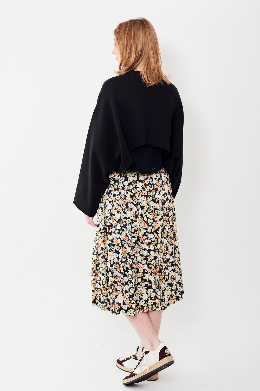 Waverly wearing N°21 Flowing Floral Print Pleated Skirt rear view