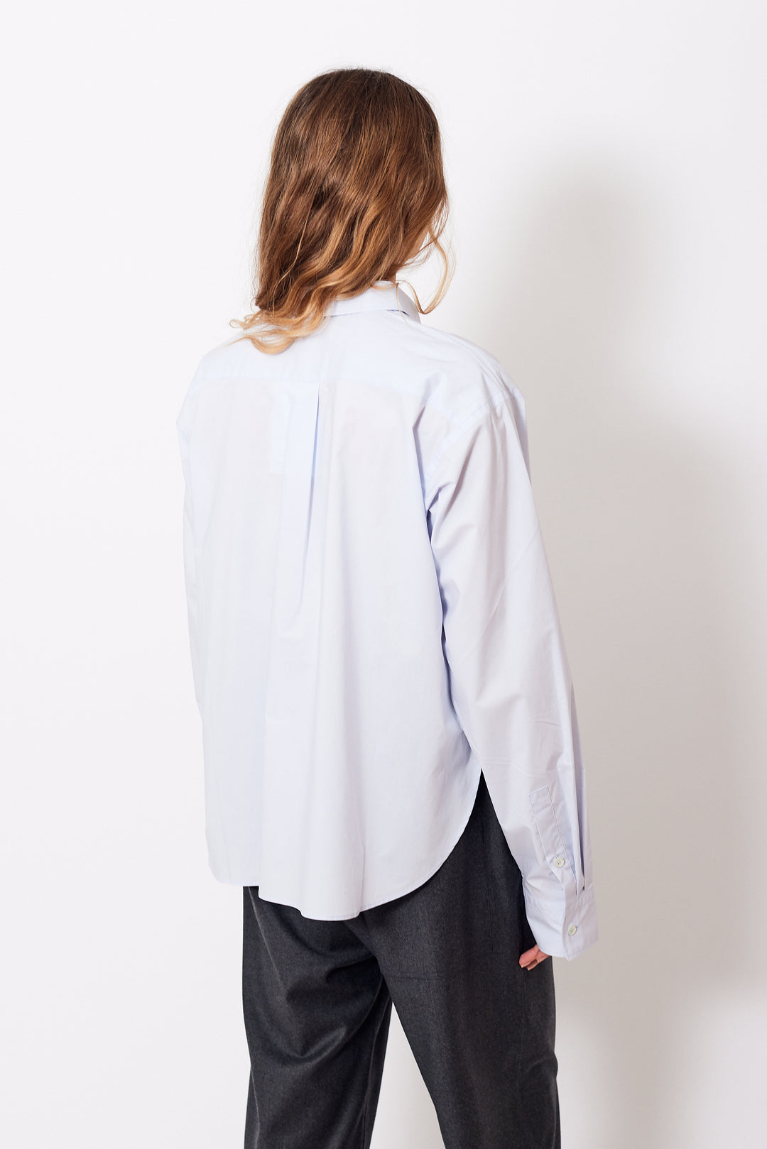 Mari wearing Sofie D'Hoore Brit Oversized Cropped Long Sleeve Shirt Woven rear view