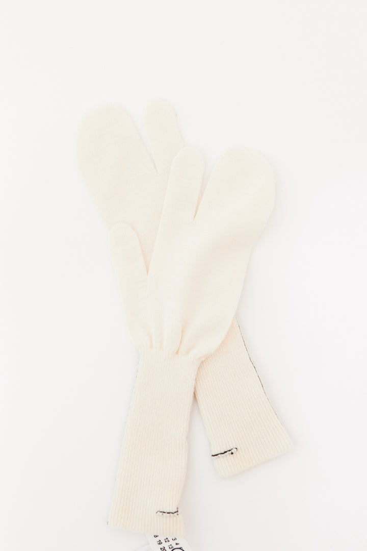 Flat lay of MM6 Maison Margiela Essential Tabi Gloves front view