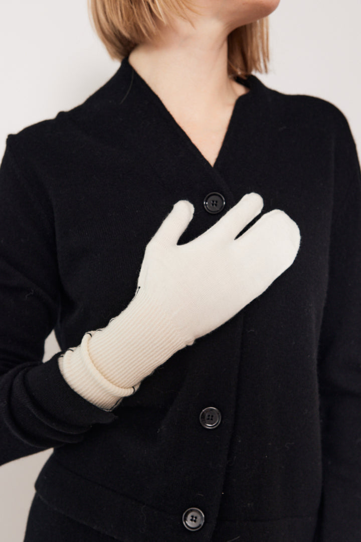 Madi wearing MM6 Maison Margiela Essential Tabi Gloves front view