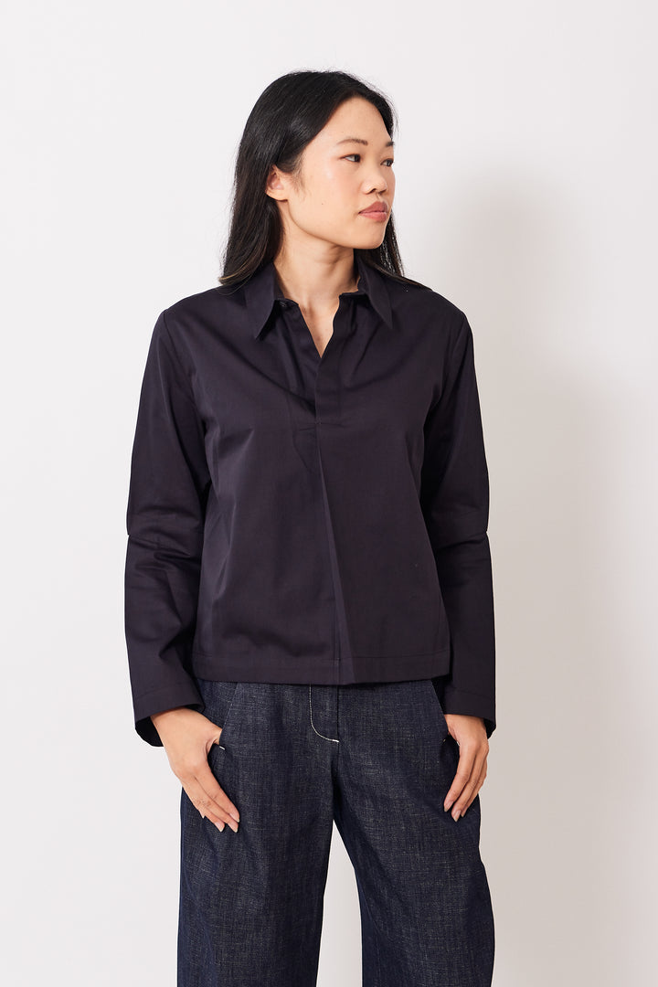 Madelyn wearing Zero + Maria Cornejo Cotton Broadcloth Biker Shirt Black front view