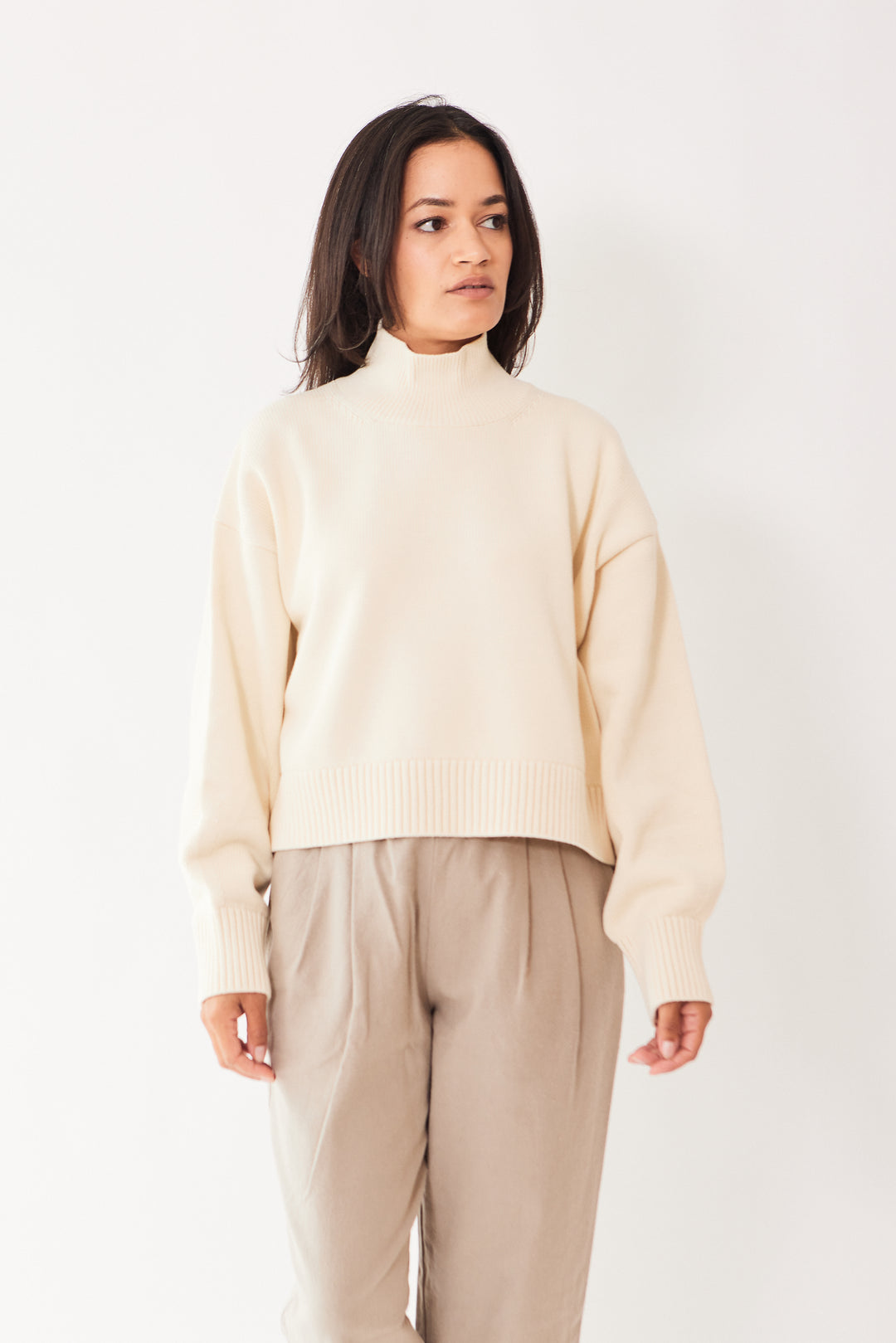 Amanda wearing White + Warren Organic Cotton Cropped Standneck front view