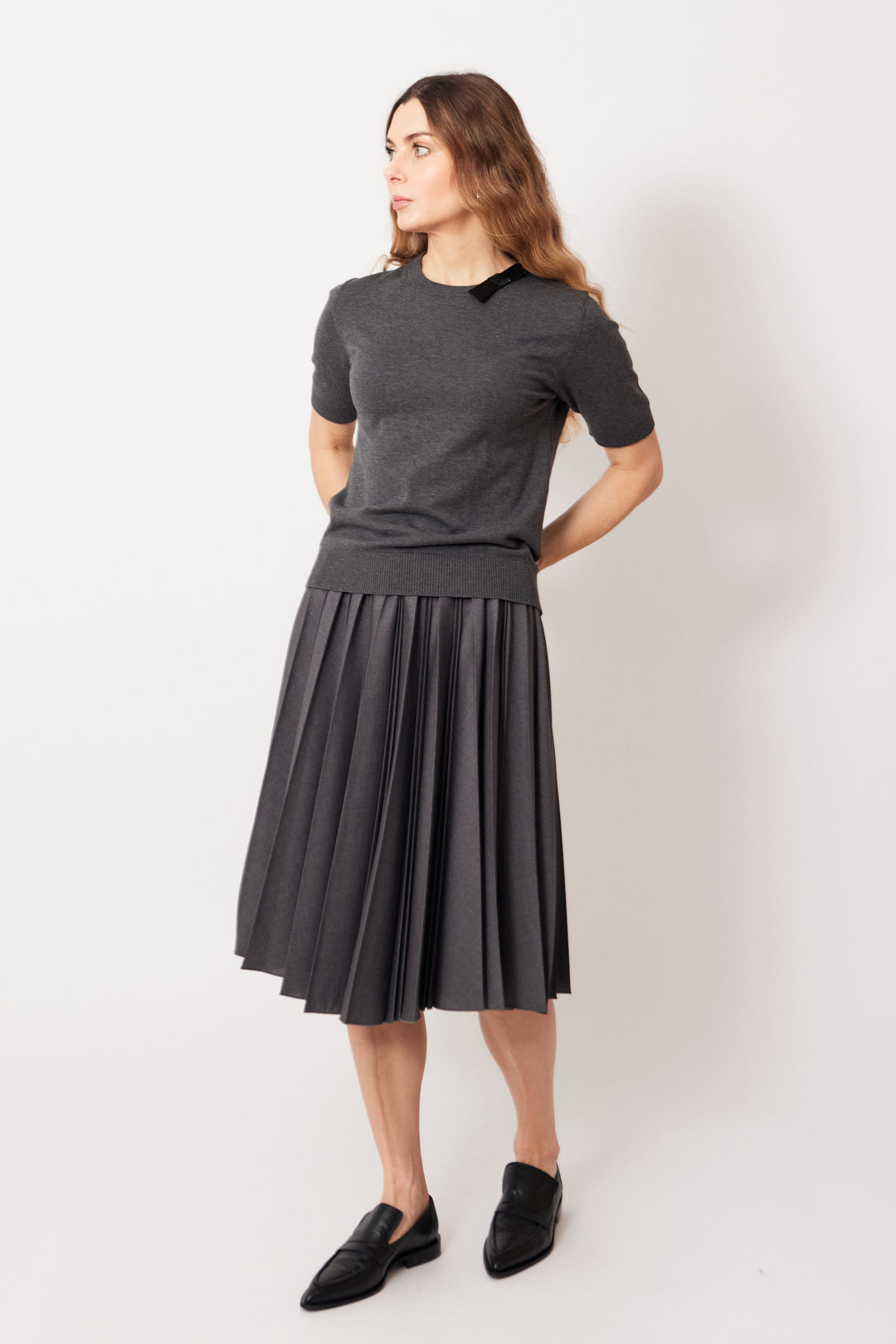 Mari wearing N°21 Lightweight Wool Double Pleated Skirt front view