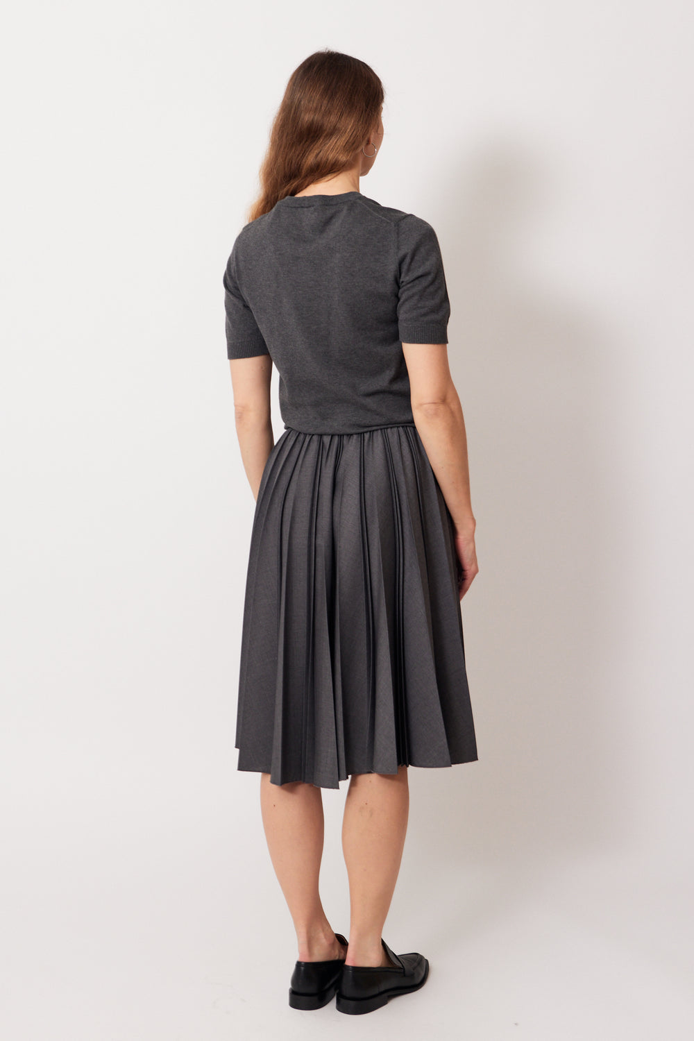 Mari wearing N°21 Lightweight Wool Double Pleated Skirt rear view