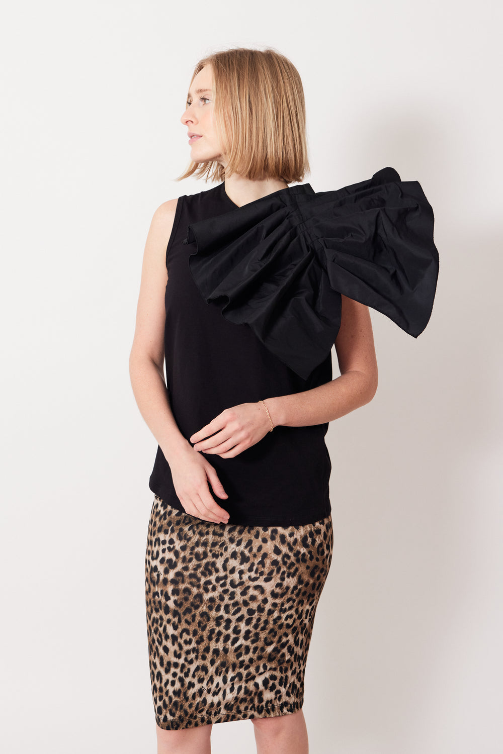 Madi wearing N°21 Dramatic Shoulder Sleeveless Top front view