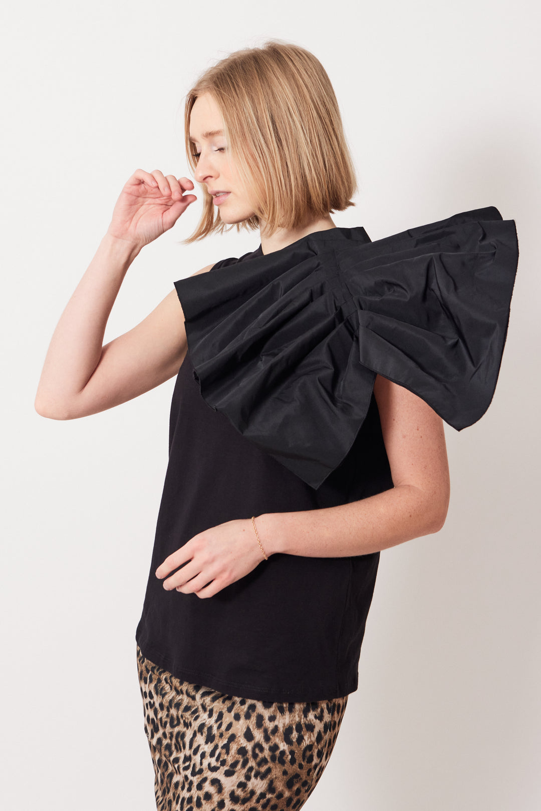 Madi wearing N°21 Dramatic Shoulder Sleeveless Top front view