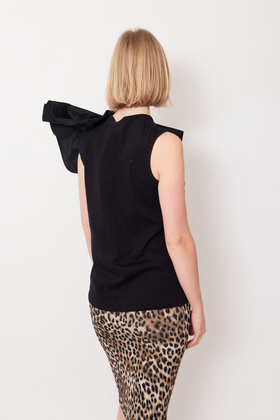 Madi wearing N°21 Dramatic Shoulder Sleeveless Top rear view