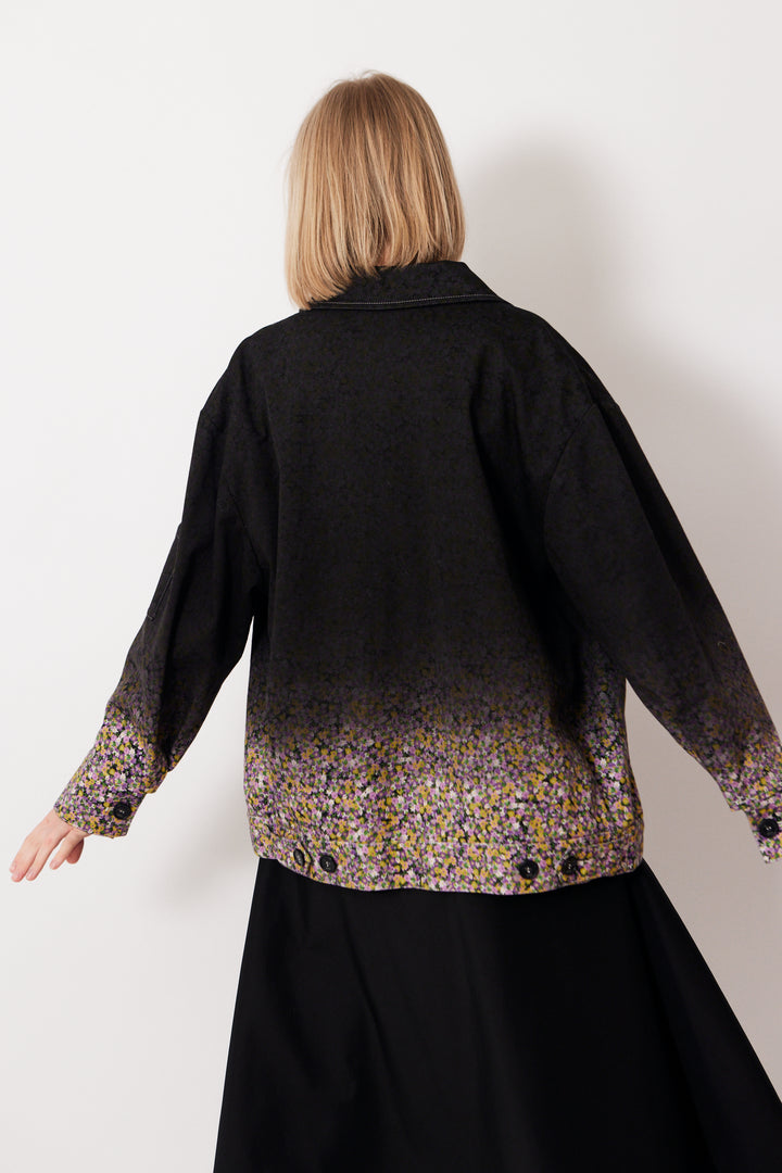 Madi wearing N°21 Gradient Background Print Zip Jacket rear view