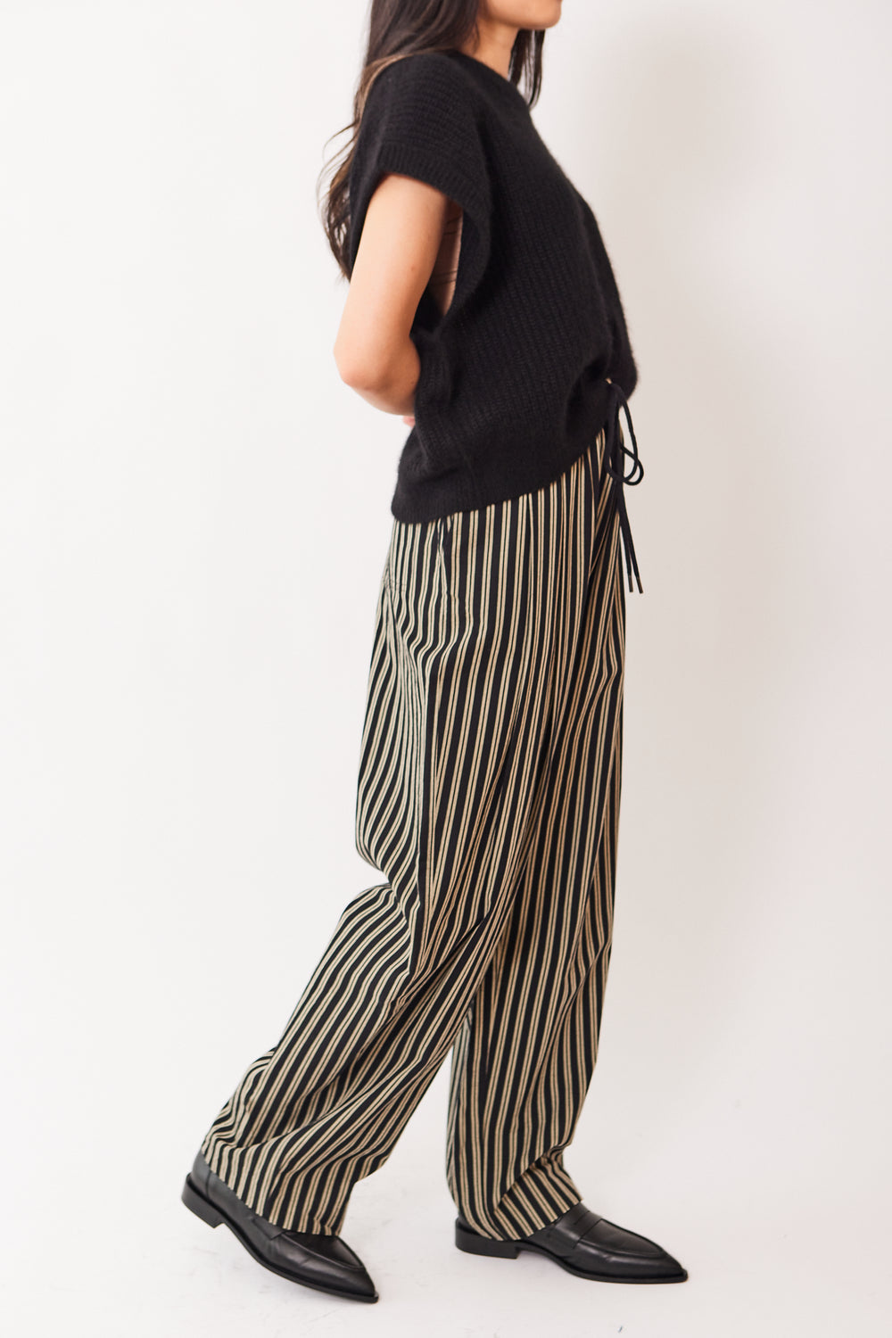 Madelyn wearing Apiece Apart Manu Drawstring Pant side view