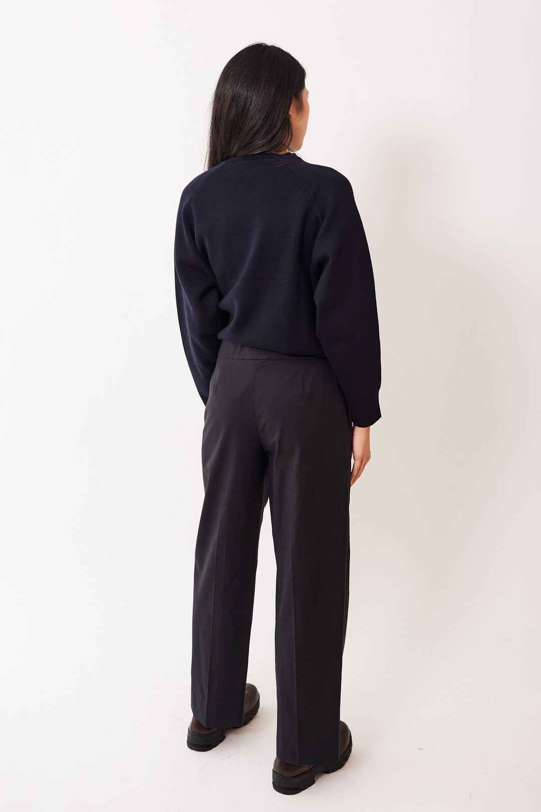 Madelyn wearing Nili Lotan Nohan Pant rear view